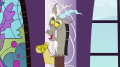 wiki:discord_holding_medallion_s4e26.png