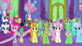 wiki:ponies_and_changelings_in_dining_hall_left_side_s7e1_1_.png