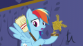 wiki:rainbow_holding_her_broken_trophy_s5e11.png