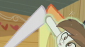 wiki:pipsqueak_gets_levitated_to_high-hoof_the_cmc_s5e18_2_.png